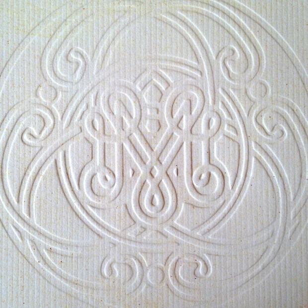 monograma-mabel-emboss