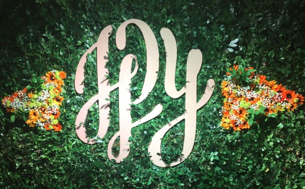 Pared Hojas Monograma Yrene